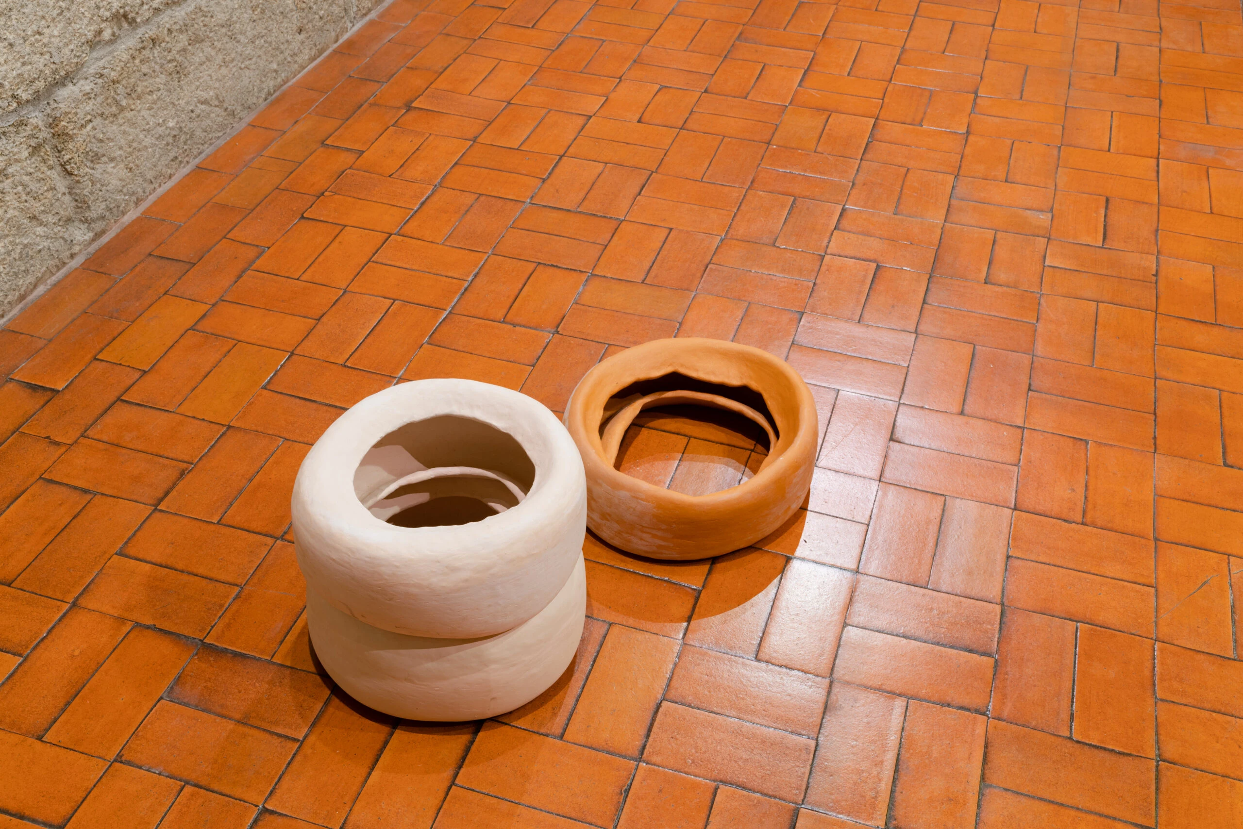Cascos, 2023 Stoneware, 34,5x40x38 cm