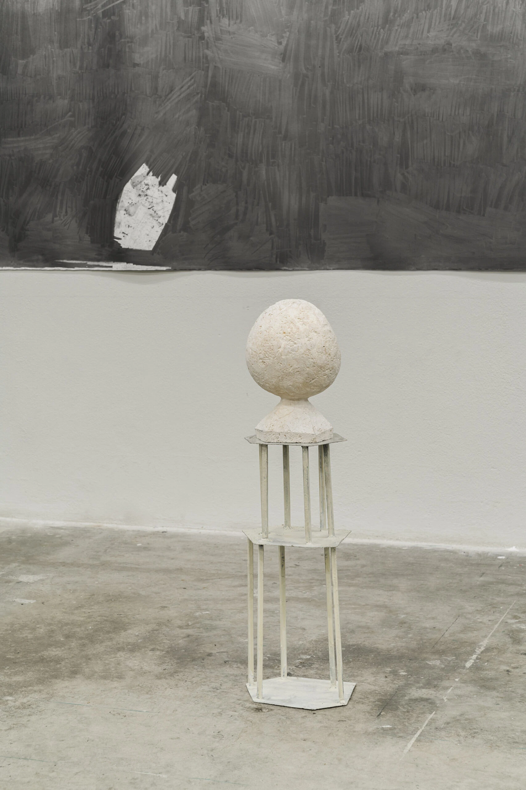 Cabeça e torso,2020 Travertino, painted iron 83x24x18 cm