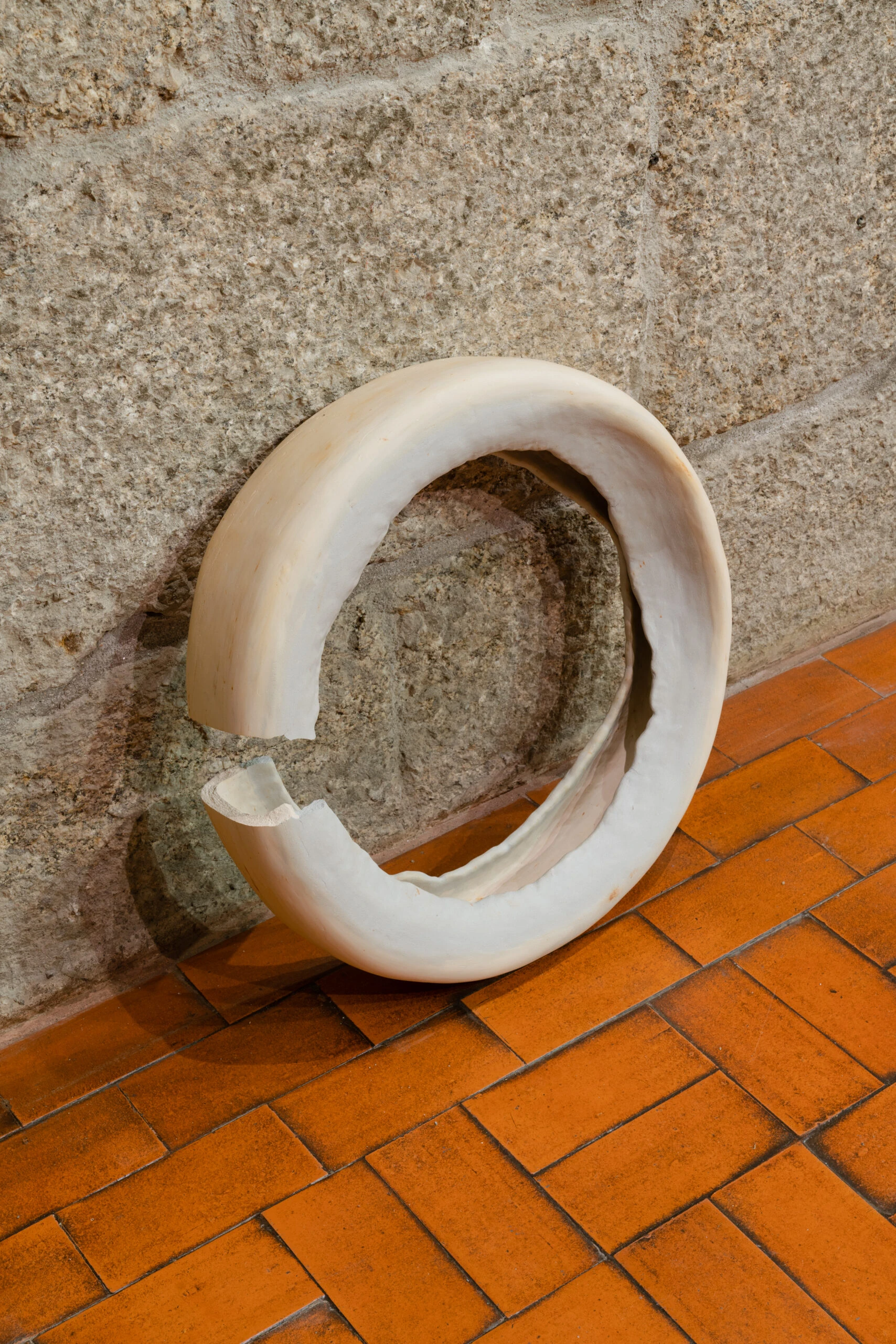casca de uma tangerina III, 2023 Ceramics, 59x63x77 cm